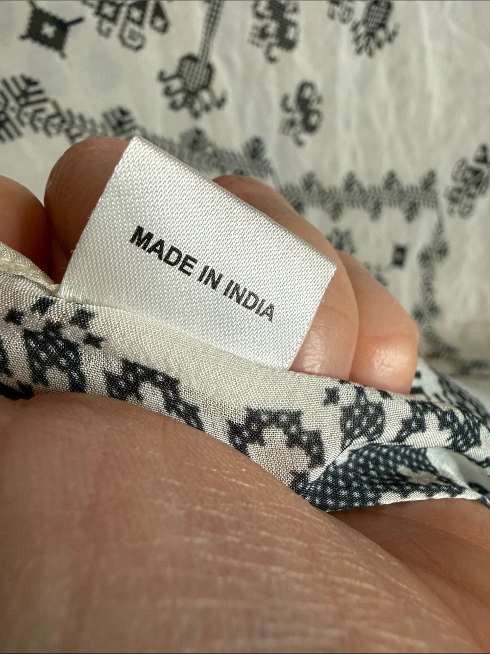 Source Unknown White and Black Printed Lightweight Scarf Wrap or Swim Coverup